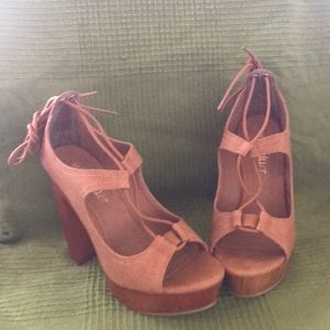 Heals w) cute ties. Never worn. Did not fit me.